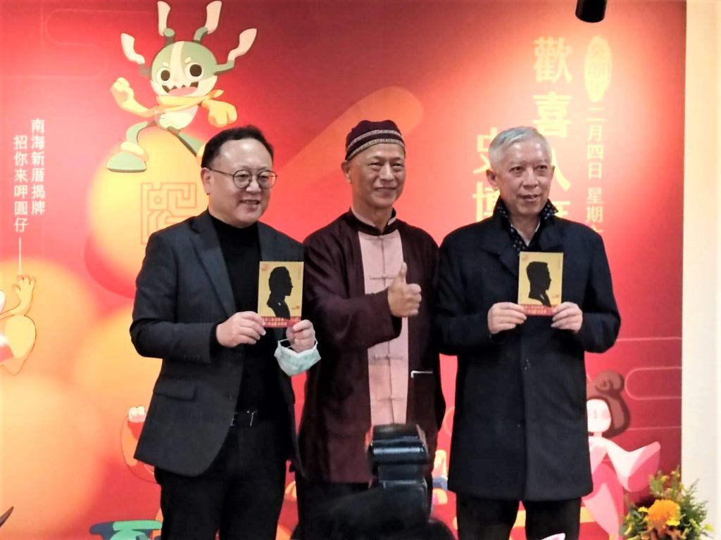 剪紙藝術家陳茂泉(中)為文化部長史哲與史博館館長梁永斐剪影。(記者 陳安婷/攝)