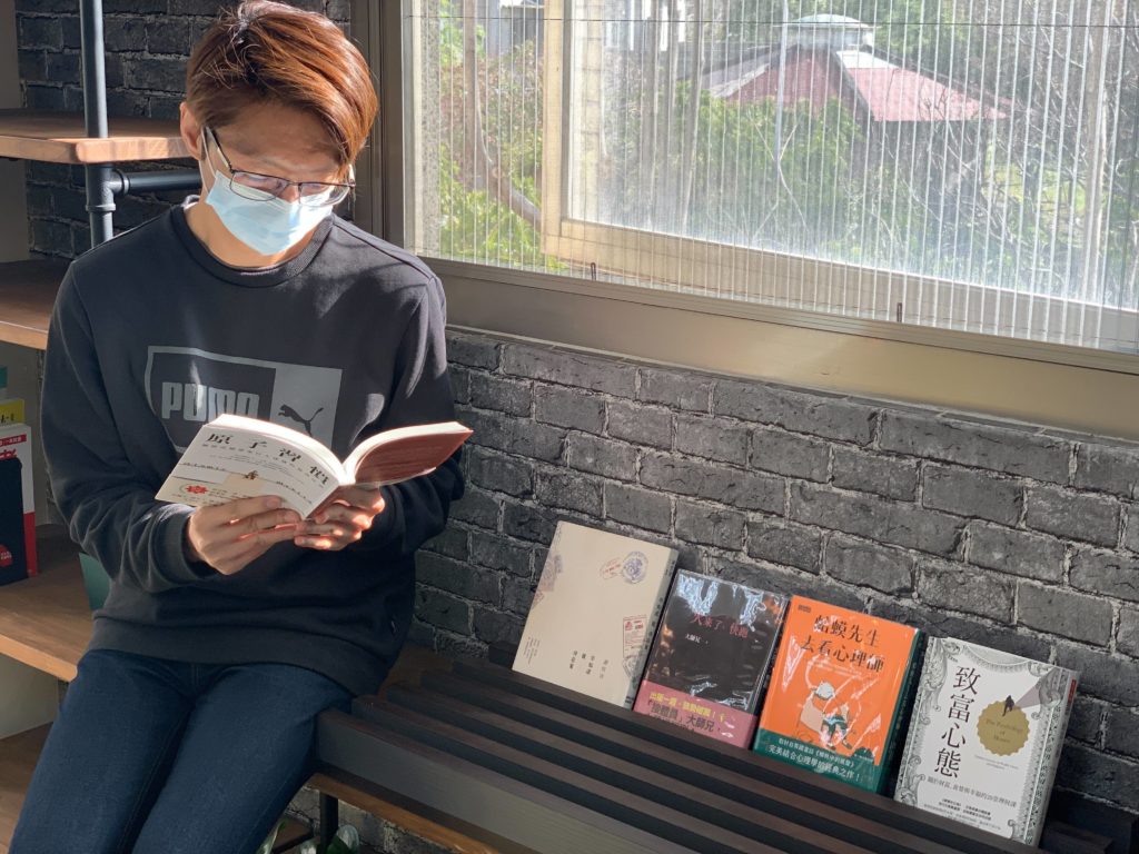 《原子習慣》登上去年實體書與電子書熱門閱讀榜冠軍。(圖/文化局提供)