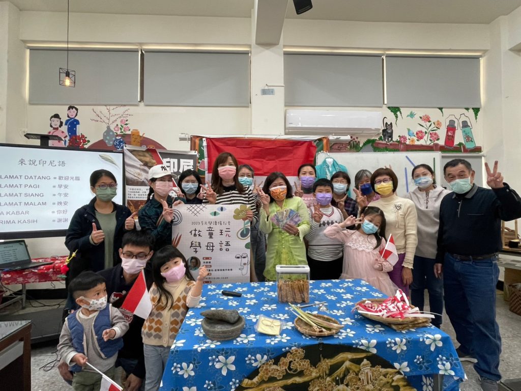 中市圖與台灣東南亞姐妹會合作辦理「做童玩學母語」活動。(圖/臺中市立圖書館提供)