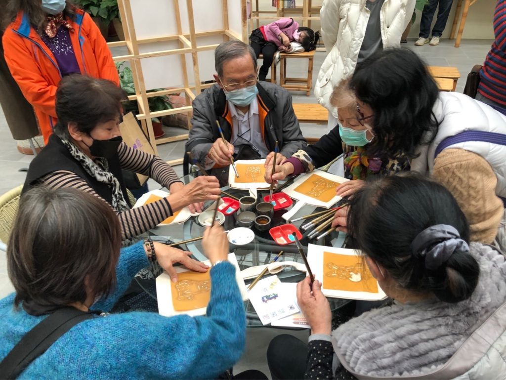 ▲參展社區對工藝學習的教學互動,表現出高度熱情。(圖/工藝中心 提供)