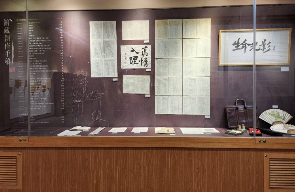 ▲黃光男的手稿紀實文件的公開,將歷史與現代做了巧妙的連結。(記者 辛澎祥/攝)
