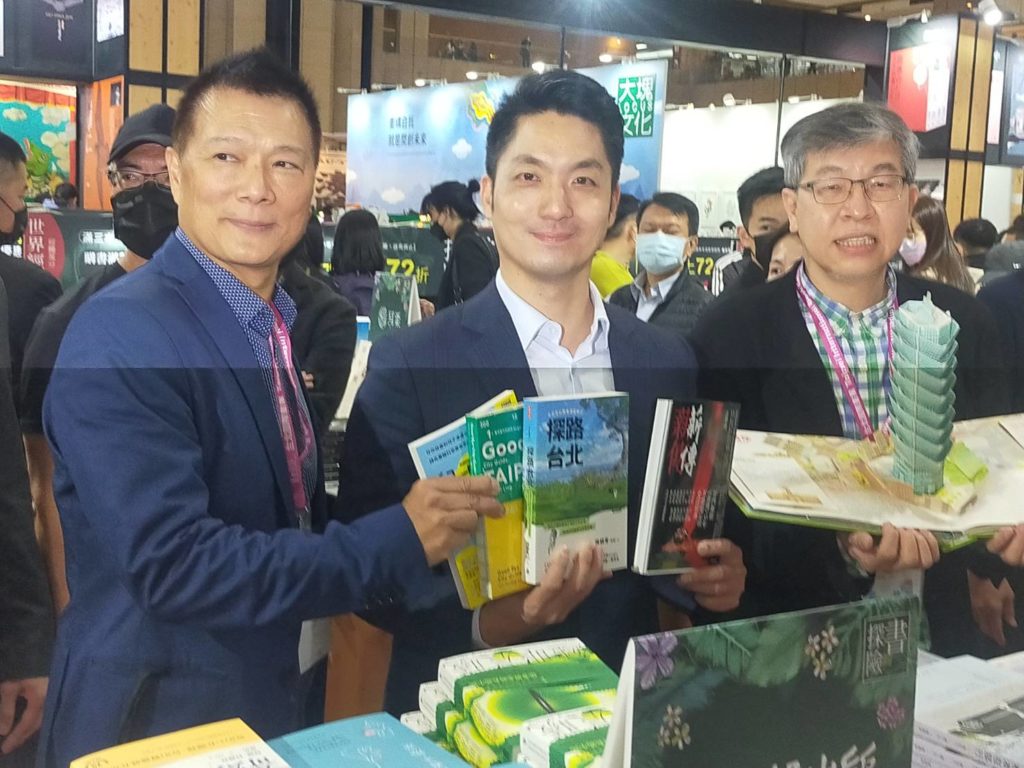 ▲蔣萬安（中）對臺灣出版叢書極感興趣並立即選書購買。左為蔡詩萍局長，右為時報出版董事長趙政岷。（記者 辛澎祥/攝）