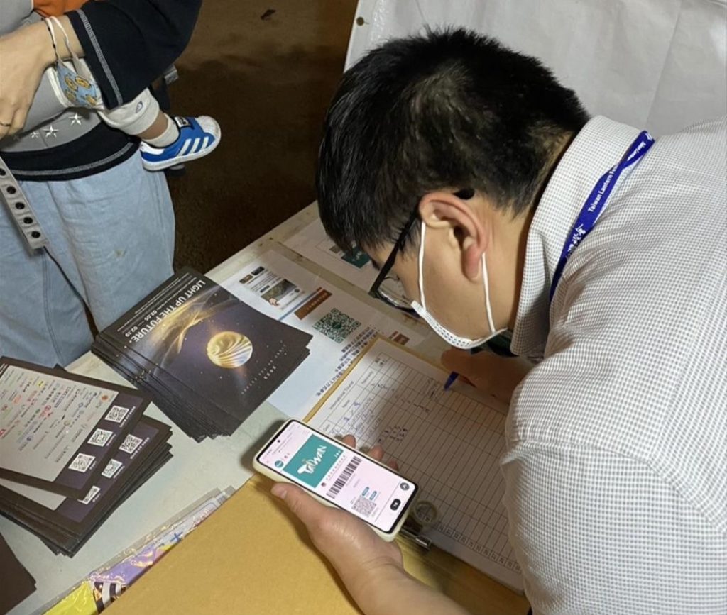 ▲觀光局與僑委會合作,振對海外僑胞回台將有燈會精緻禮品贈送的歡樂設計活動。(圖/觀光局 提供)