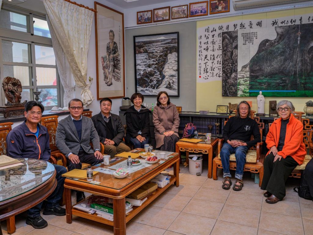 ▲洪根深老師(右二)與文化界人士在恭儉樓內談天小敘一番,室內充滿濃郁的藝術氣息。(圖/臺南生活美學館 提供)