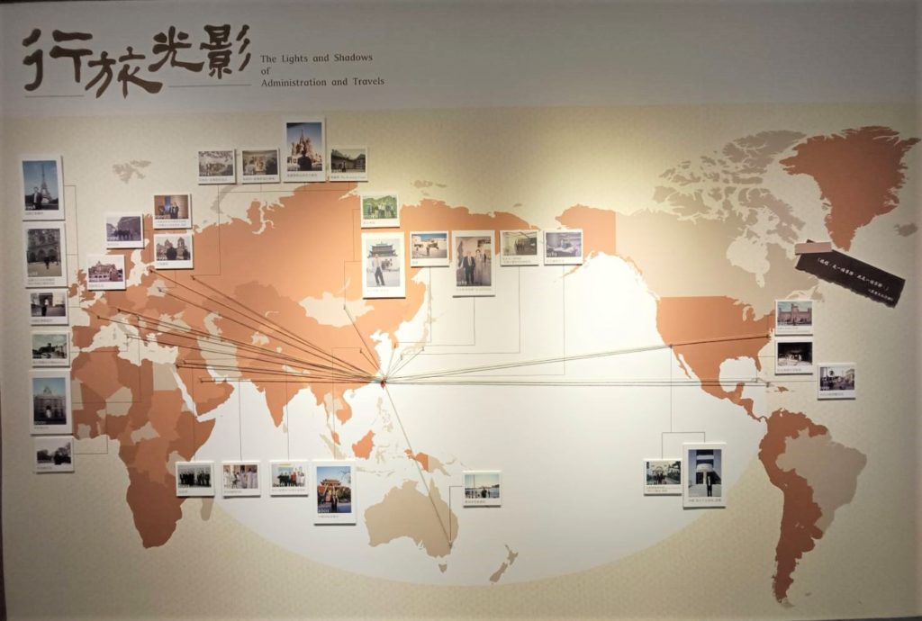 ▲「行旅光影」單元,闡述讀萬卷書行萬里路的真諦,也展示黃光男教授於博物館行政與文化考察時之珍貴的文物照片。(記者 辛澎祥/攝)