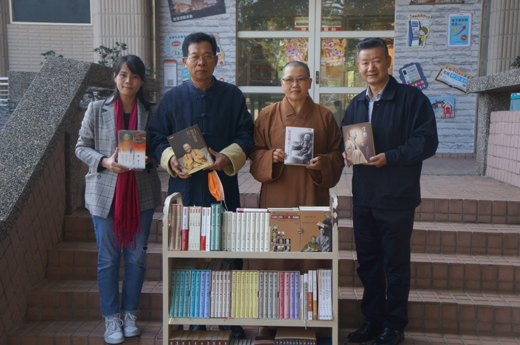▲佛光山贈書一批給金門圖書館,將嘉惠金門學子與民眾。(圖/金門文化局 提供)