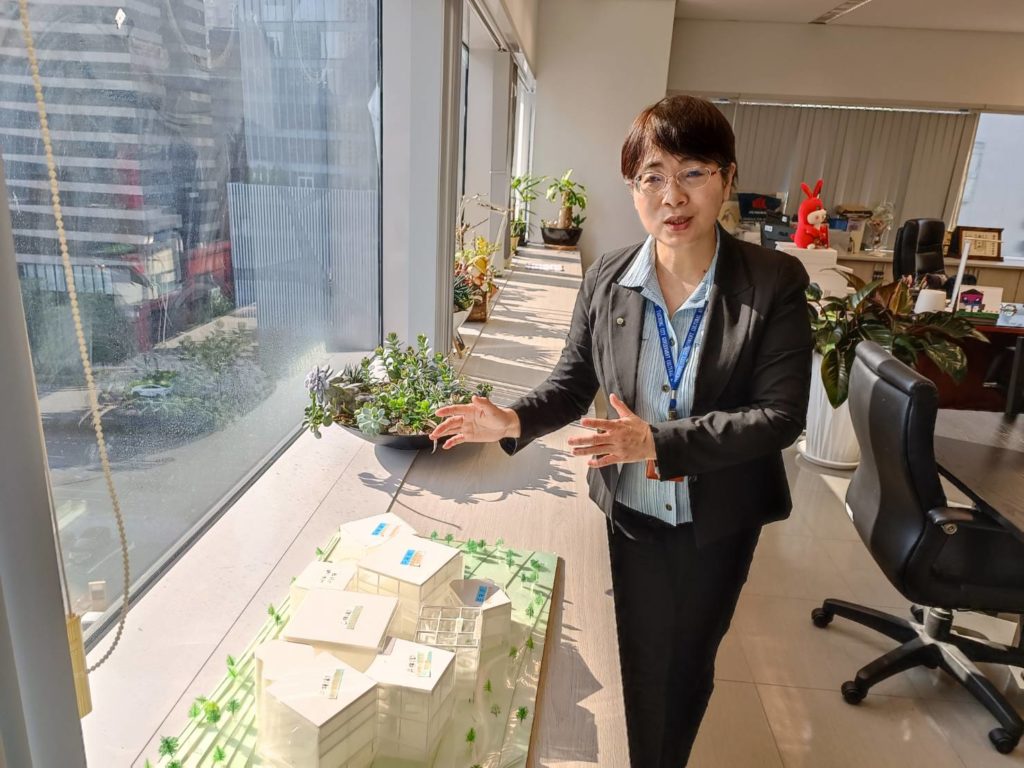 陳佳君局長辦公室擺有綠美圖模型,她強調以「公園中的圖書館、森林中的美術館」的理念,打造為國際級建築。(記者 辛澎祥/攝)
