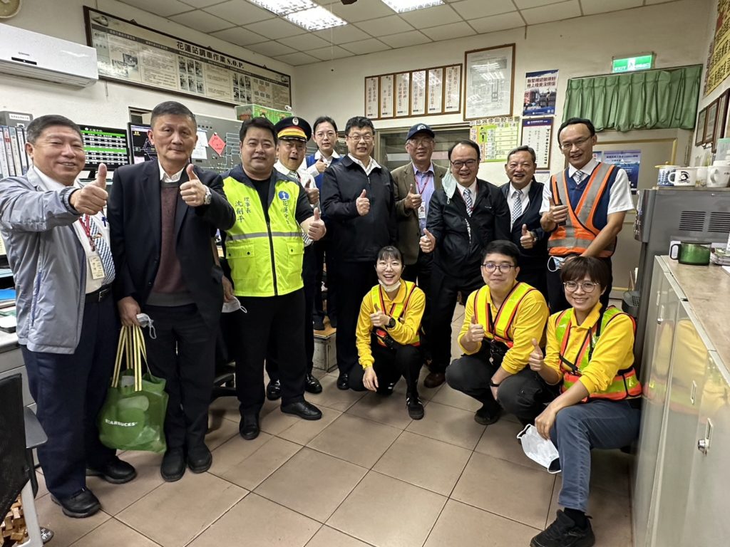▲臺鐵各出勤單位合影留念。(圖/臺鐵 提供)