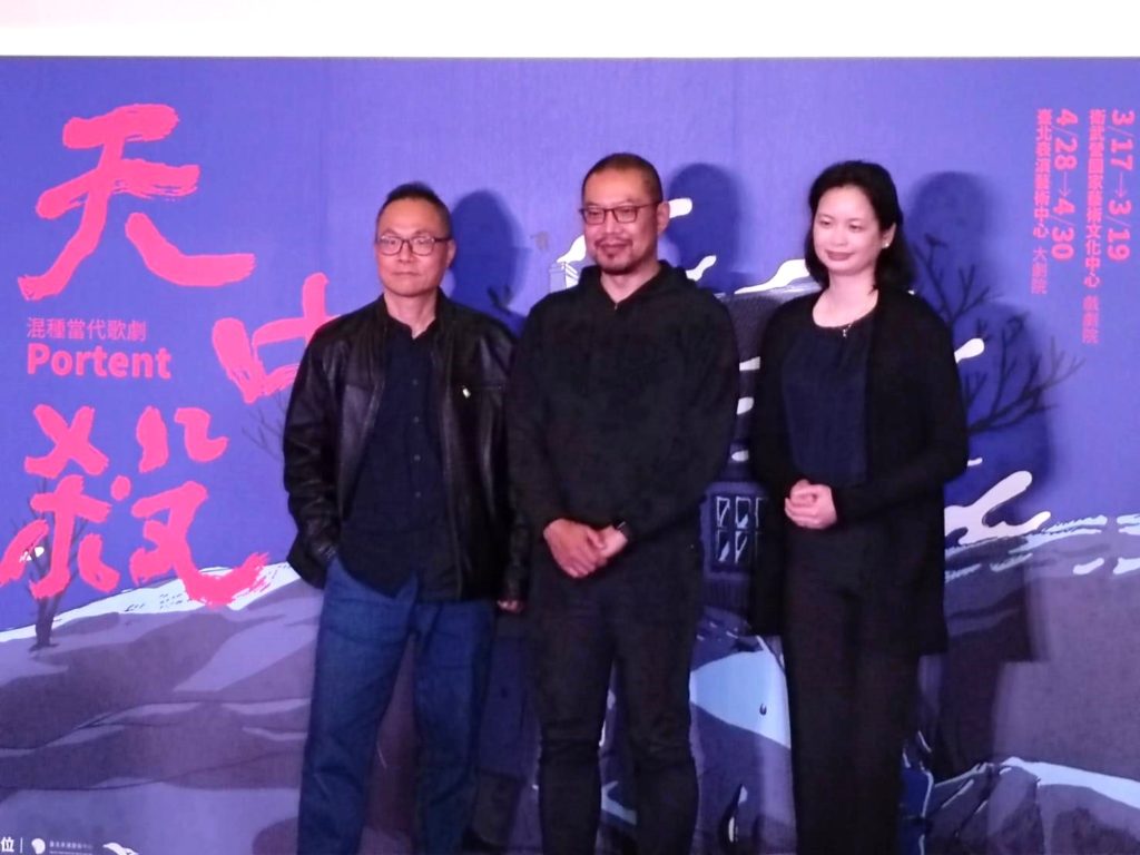 編劇暨導演鴻鴻(左起)指揮簡文彬,攜手作曲家李元貞,打造出自由協奏的當代歌劇。(記者 陳安婷/攝)