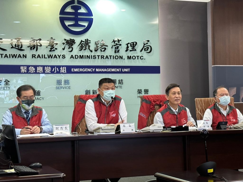 ▲臺鐵局長杜微(左二)與經營管理階層為疏運作業進行會議指示。(圖/臺鐵 提供)
