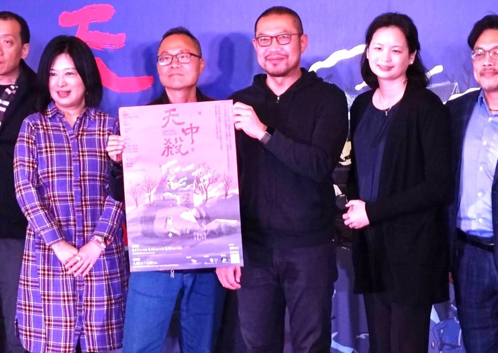 北藝中心副執行長陳盈珊(左起)編劇暨導演鴻鴻,指揮簡文彬及作業家李元貞,讓《天中殺》混出新高度。(記者 陳安婷/攝)