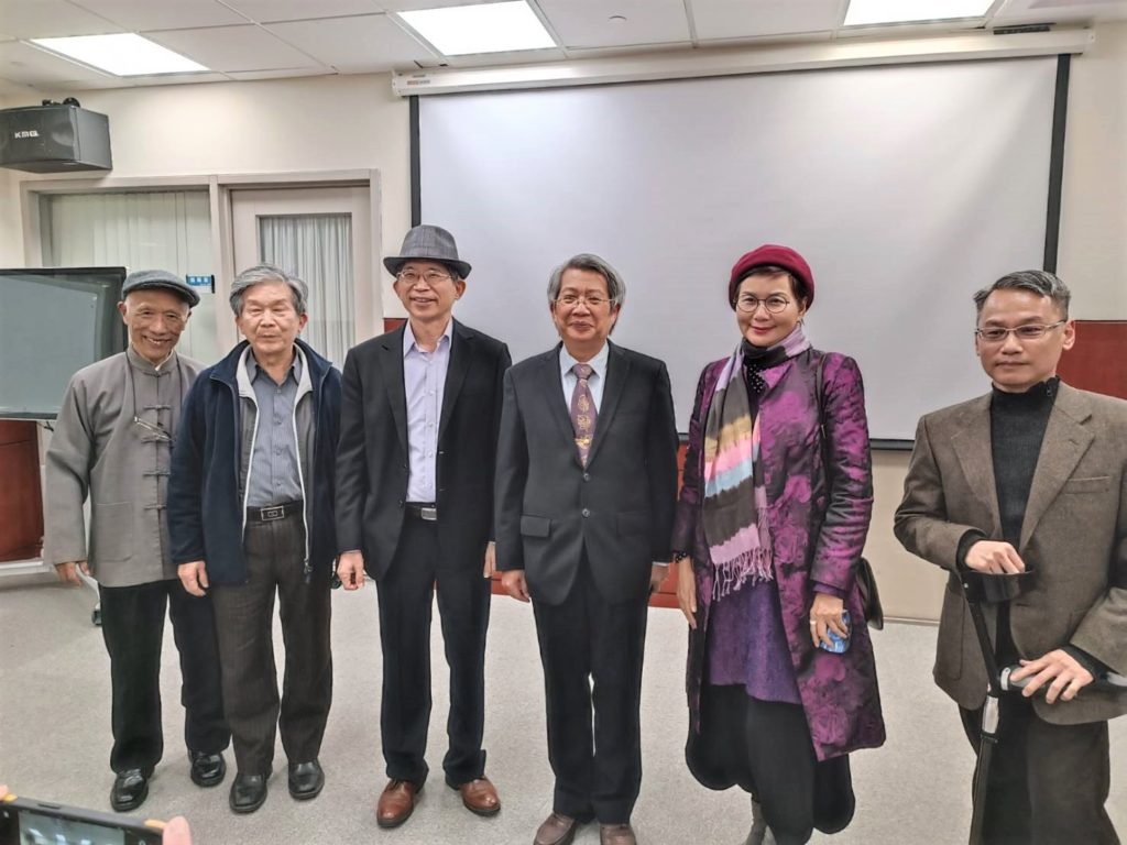 ▲知名書法家杜忠誥(左起)、水墨大師羅振賢教授、策展人臺藝大廖新田教授、亞洲大學校現代美術館潘襎館長、輔仁大學天主教文物館館長林秋芳教授、文化部祕書處王逸群副處長等藝文界人士,紛紛對黃光男教授表達推崇之意。(記者 辛澎祥/攝)