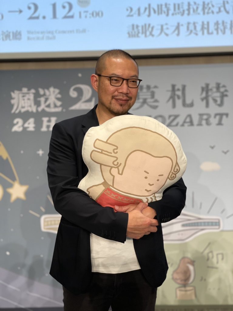《瘋迷24莫札特》推出莫札特抱枕(上)及明信片(下)。(圖/衛武營國家藝術文化中心提供)