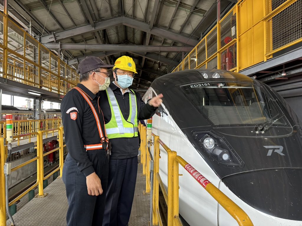 ▲杜微局長巡視列車情況。(圖/臺鐵 提供)