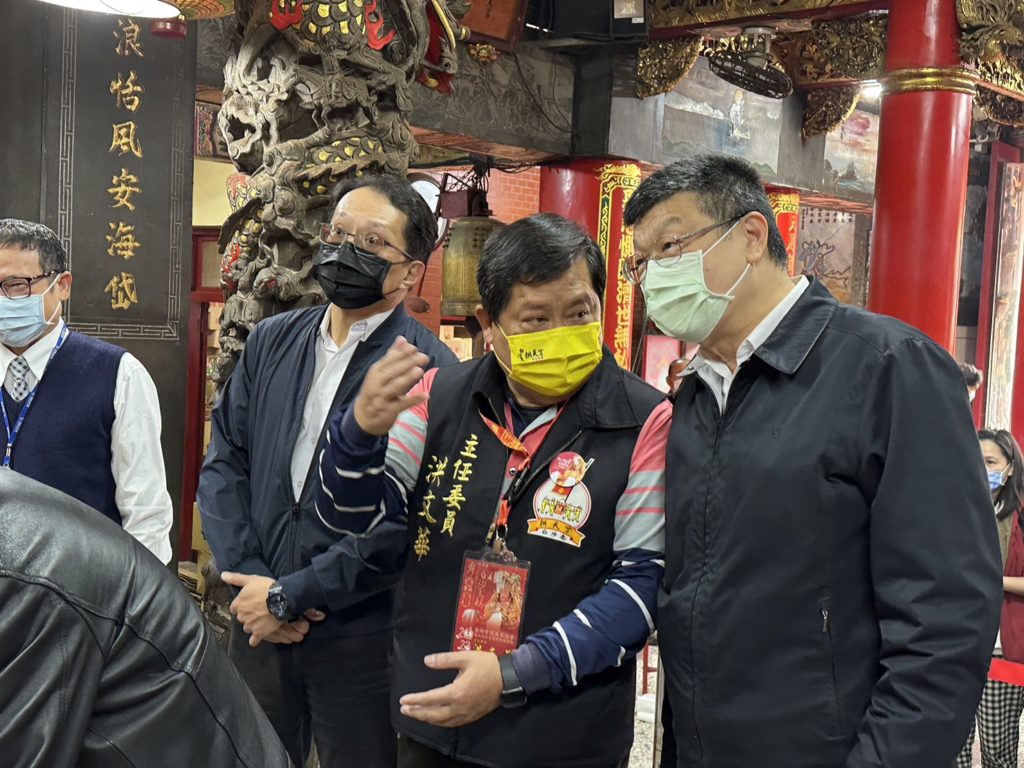 ▲杜微局長(右)與宮廟代表為此媽祖進香活動祈求順利圓滿。(圖/臺鐵 提供)