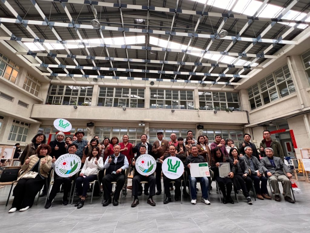 ▲出席社區工藝櫥窗的主協辦單位與社區代表開心的合影留念。(圖/工藝中心 提供)