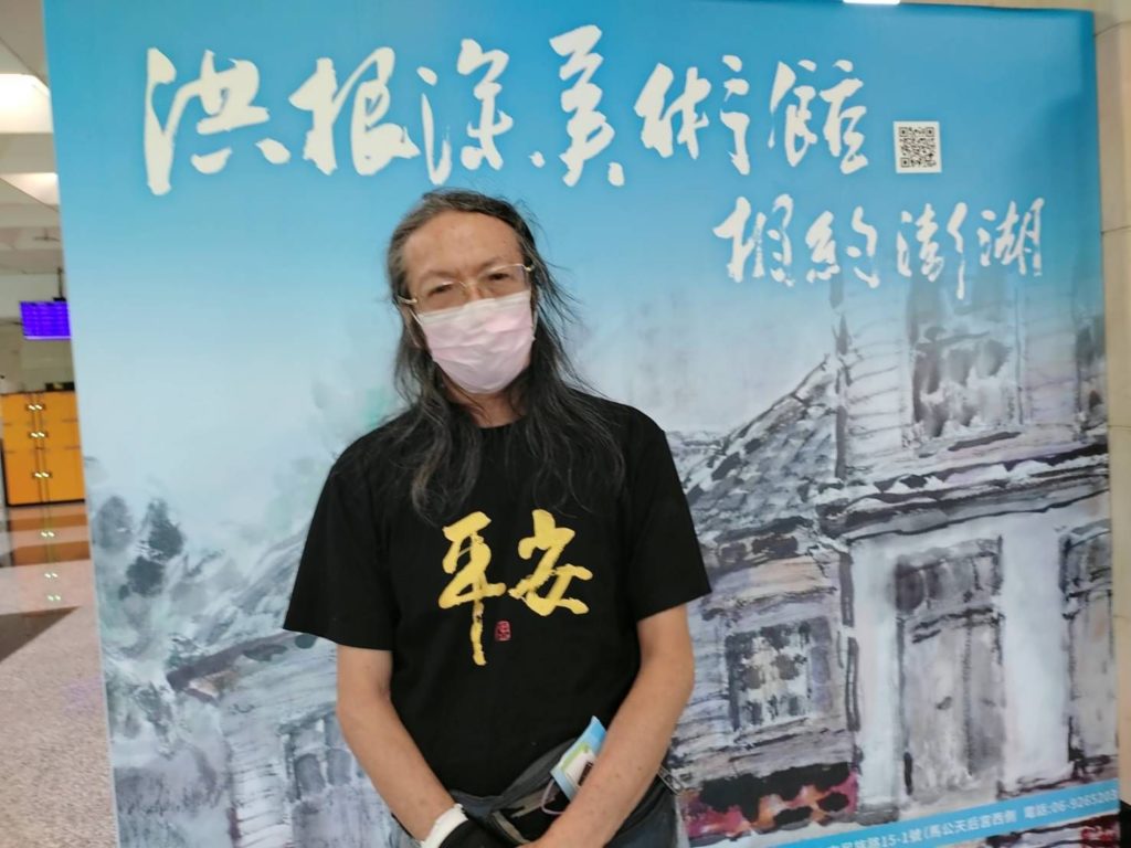 ▲藝術家洪根深在藝術創作、文化紀實與教育傳承領域,都展現出亮麗永續的行動力。(記者 辛澎祥/攝)