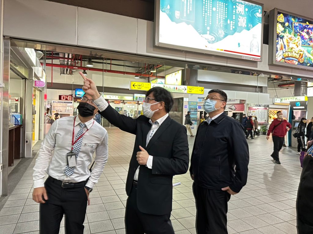 ▲杜微局長(右)在桃園火車站巡視相關業務與服務措施。(圖/臺鐡 提供)