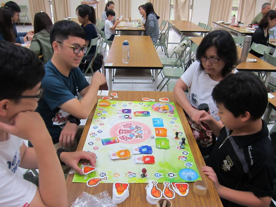 總館辦理「愛寵一生-愛寵咖桌遊體驗」學習寵物飼養知識與觀念。(圖/文化局提供)