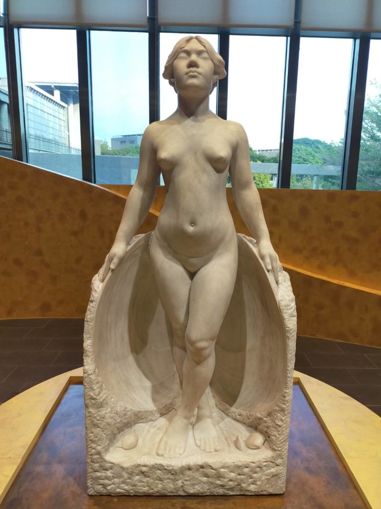 ▲黃土水的大理石作品「甘露水」，成為最受關注的藝術創作。（記者 辛澎祥/攝）