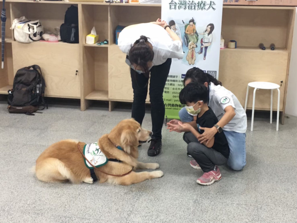 大墩分館辦理「與治療犬一起愛護動物大行動」講座 。(圖/文化局提供)