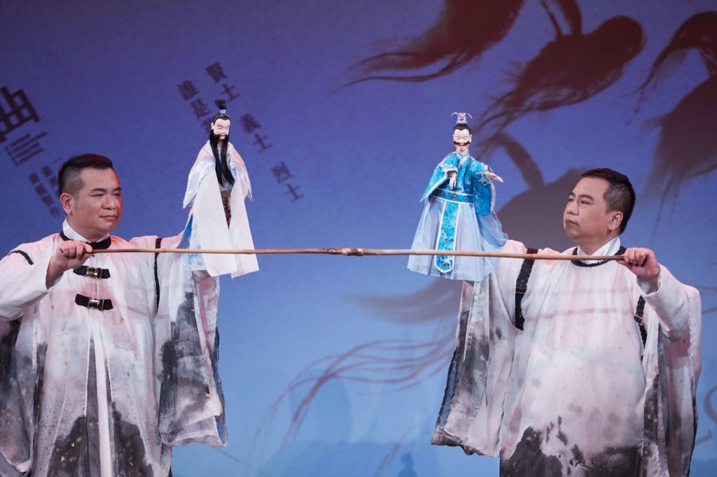 ▲以三士的犧牲為主軸的戲,呈現平凡英雄的非凡修為特質。(圖/傳藝中心 提供)