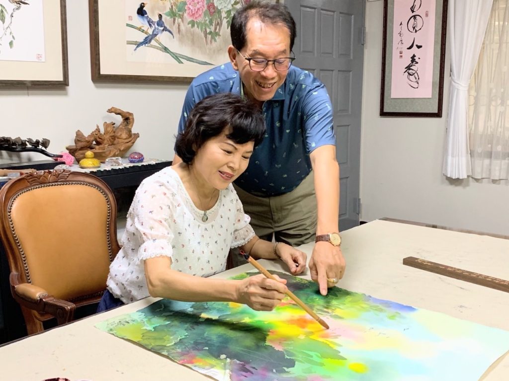 高惠芬於創作時，時常邀請先生一起參與構圖及色彩的配置，這幅動口不動手的獨特風景是高老師畫室的日常。(圖/高惠芬提供)
