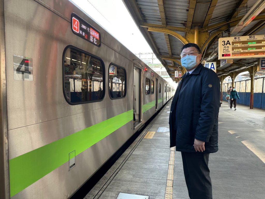 ▲杜微局長視察桃園地區旅運服務業務。(圖/臺鐵 提供)