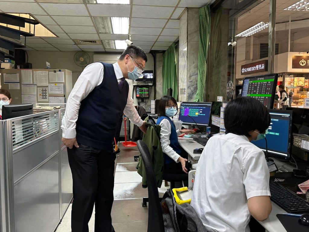 ▲杜微視察桃園火車站運務。(圖/臺鐡 提供)