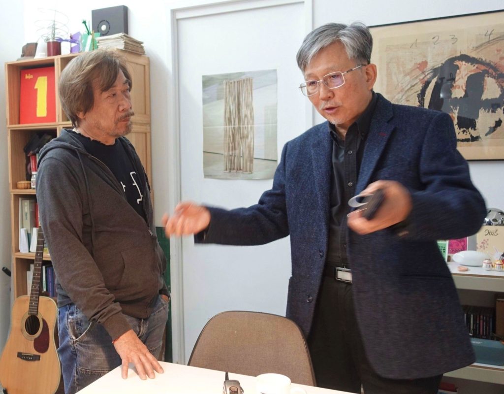 ▲國美館館長廖仁義(右)親訪藝術家莊普,兩人相談甚歡。(圖/國美館 提供)