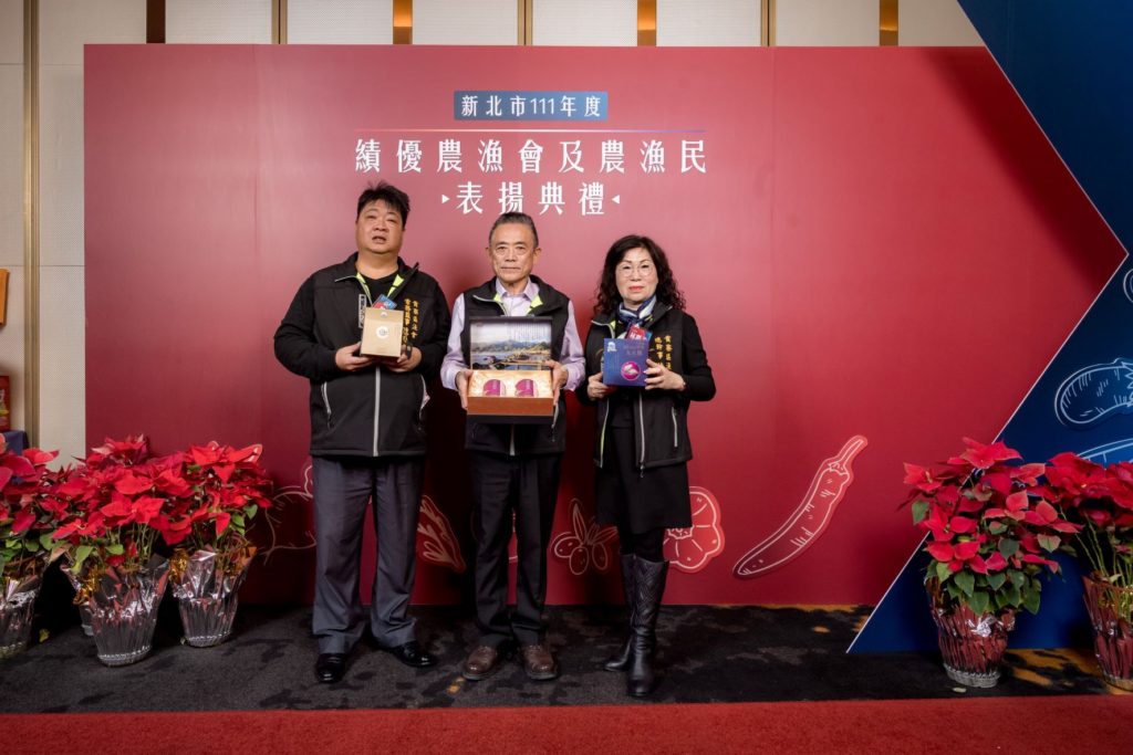 ▲林麗美總幹事(右)帶領新北貢寮區漁會推廣魚產品而受到業界的高度肯定。(圖/新北漁業處 提供)
