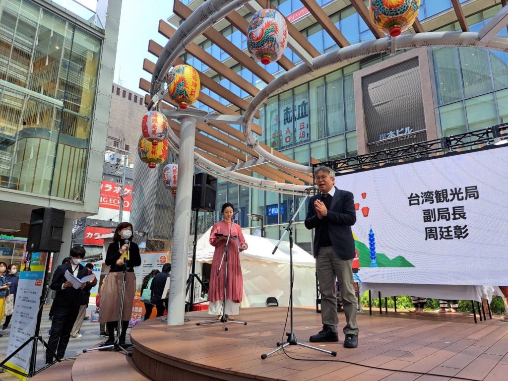 ▲觀光局周廷彰副局長(右)於大阪hoop舉辦的「台灣觀光road show」為活動加油。(圖/觀光局 提供)