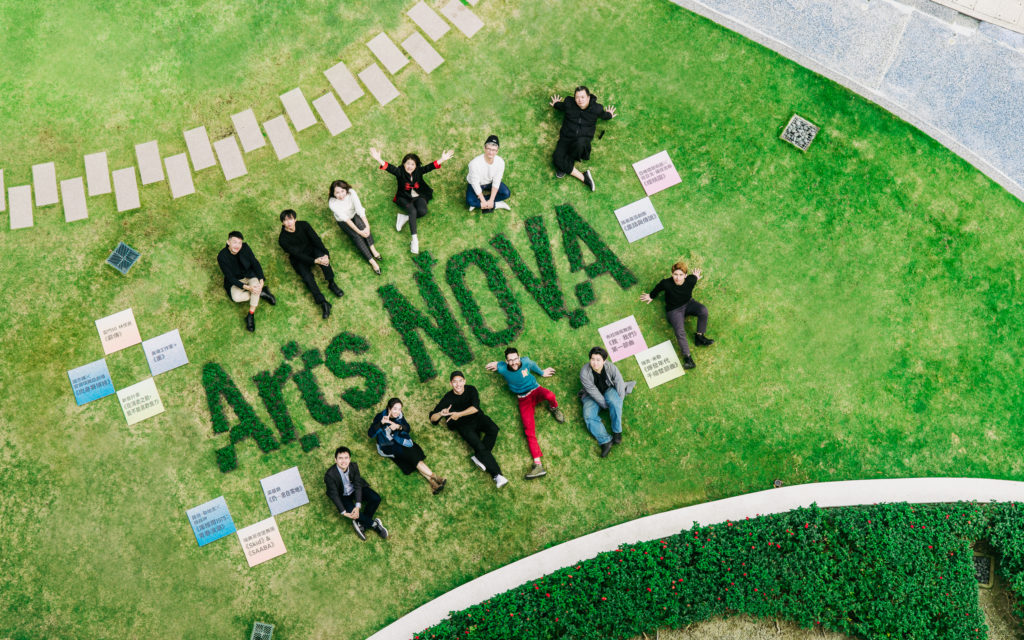 2023 NTT Arts NOVA 藝想春天系列節目宣告記者會，藝術總監邱瑗張開雙手（上排右三），與出席藝術家開心合影。（圖/臺中國家歌劇院提供）