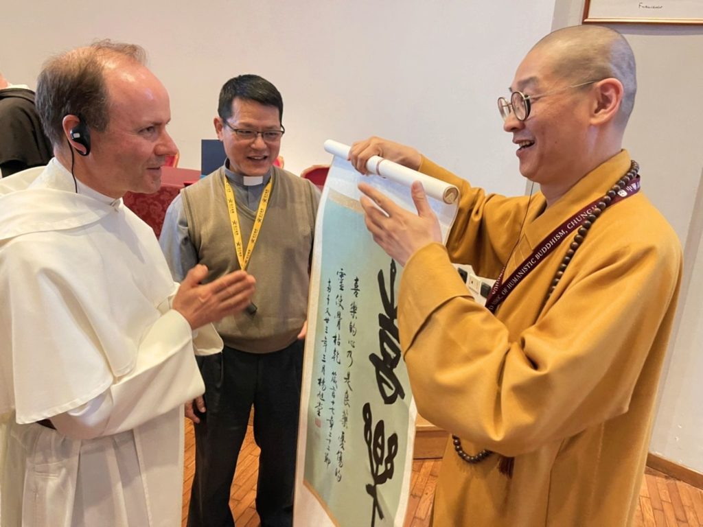 ▲大慧法師（右）向宗鐸大學神學院院長（左）說明「喜樂」兩字的深摯涵義。（圖/楊旭堂 提供）