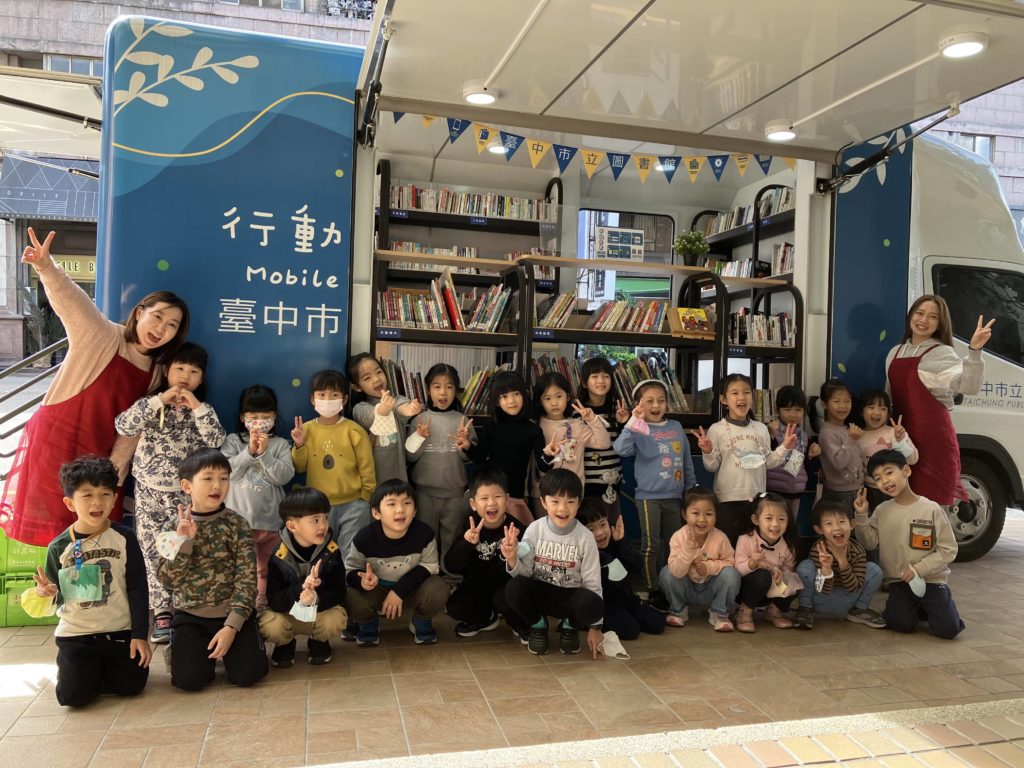 中市圖7部行動圖書車走入學校及社區，提供便捷閱讀服務。（圖/文化局提供）