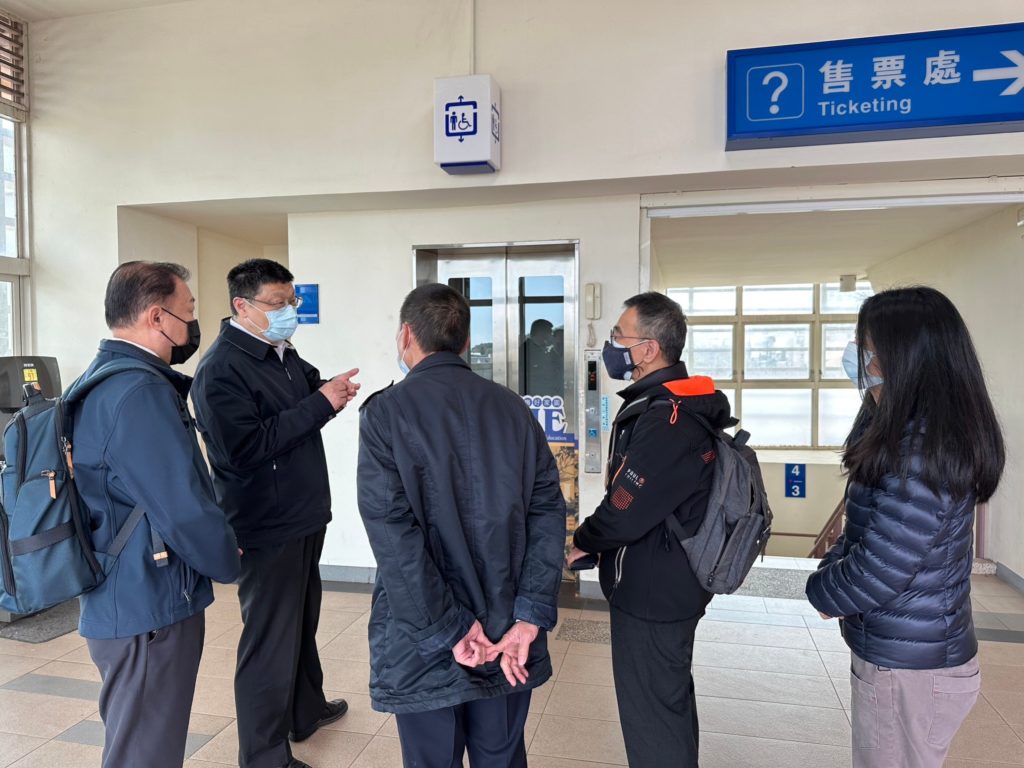 ▲杜微局長（左二）視察各站體之業務與工程。（圖/臺鐵 提供）