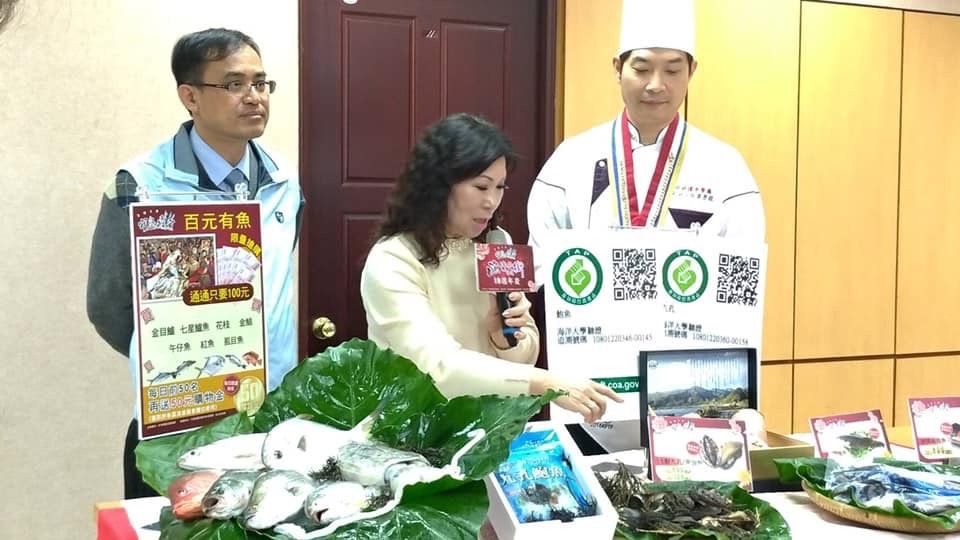 ▲在漁產品推廣活動上,林麗美總幹事(中)總是將產品介紹的頭頭是道,鉅細靡遺。(圖/新北漁業處 提供)