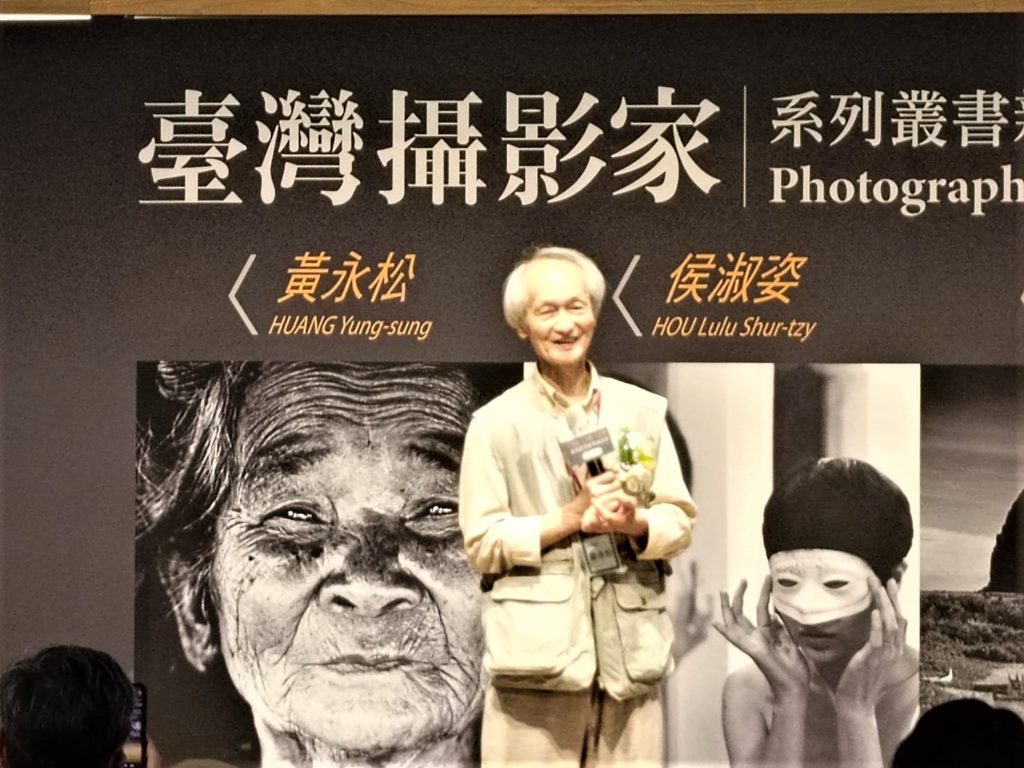 黃永松在攝影創作中發現美、更學習到與生命產生豐富的連結。(記者 陳安婷/攝)