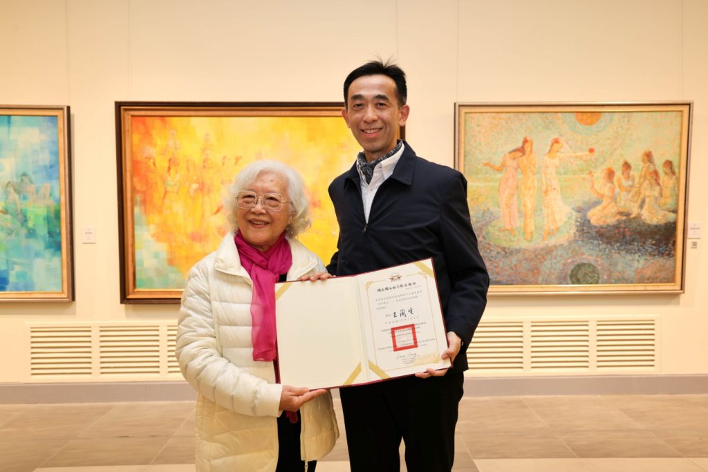 ▲王蘭生館長（右）代表館方致贈感謝狀給張淑美教授，場面熱烈。（圖/國父紀念館 提供）