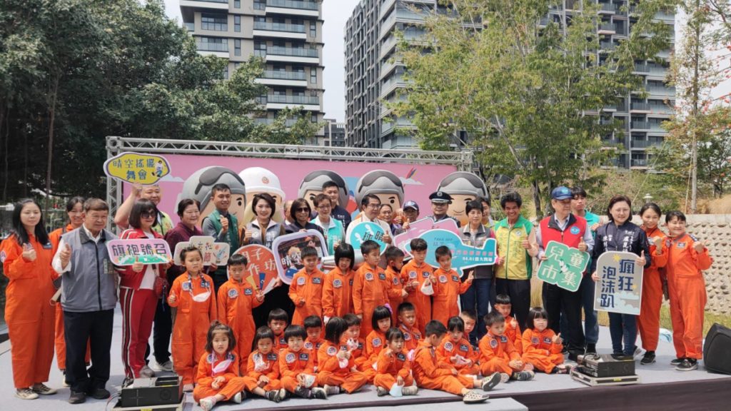 2023水交社晴空藝術節4/1開跑，黃偉哲市長（中）歡迎民眾熱情參與。（圖/文化局提供）