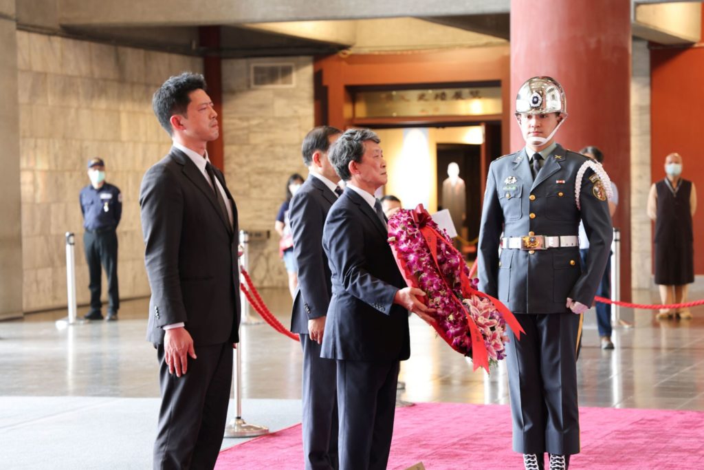 ▲日本橫濱中華書院理事會理事長羅鴻健(中)向國父銅像行禮獻花致敬。(圖/國父紀念館 提供)