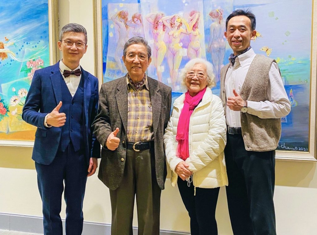 ▲台大理學院副院長吳俊輝（左起）師大美術系暨研究所前所長王哲雄、張淑美教授與王蘭生館長，展場開心合影留念。（圖/國父紀念館 提供）