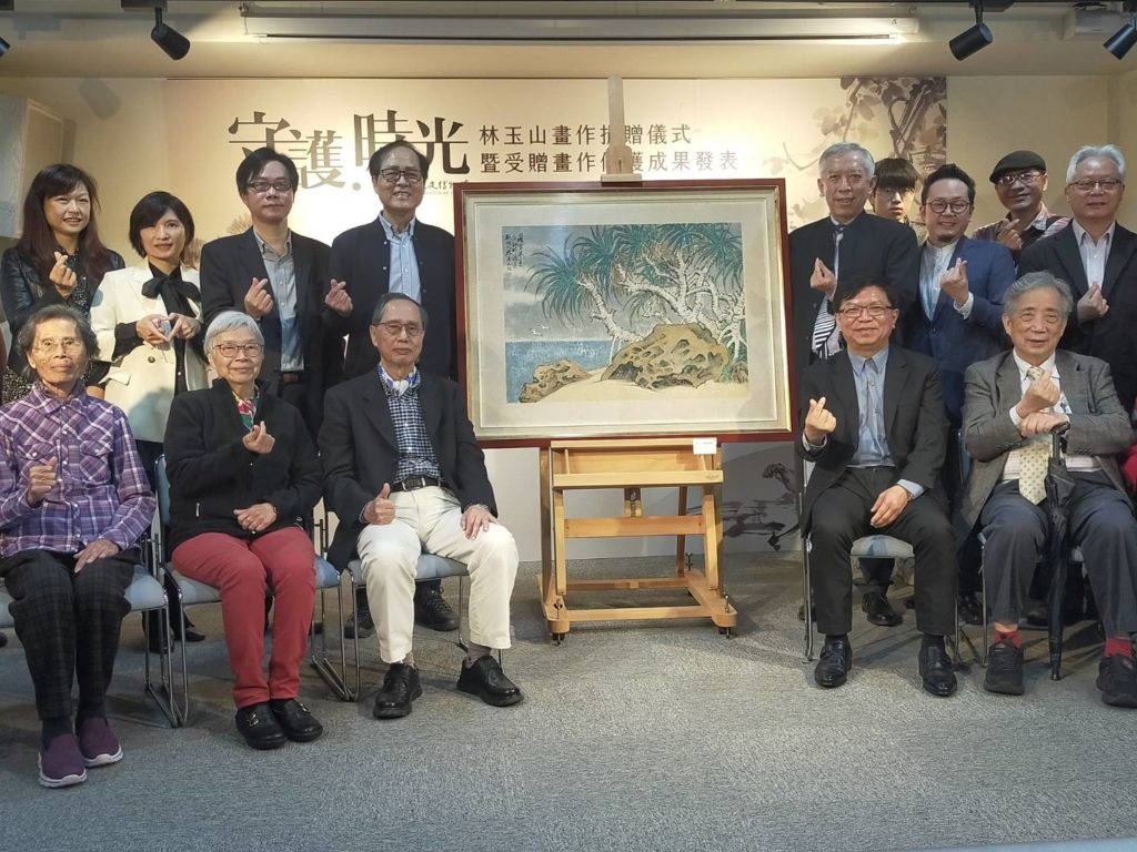 ▲捐贈畫作儀式後,與會貴賓與林柏廷家族成員合影留念,留下難得的歷史見證。(記者 辛澎祥/攝)