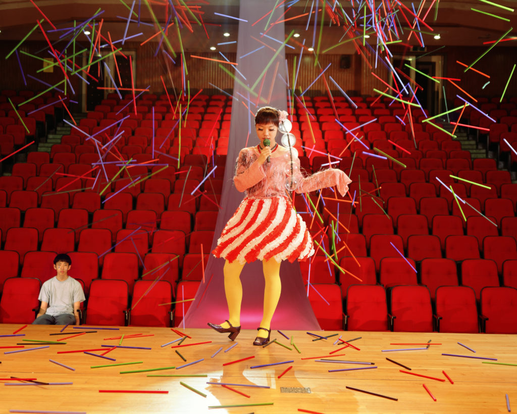 鄭然斗《奇幻樂園》〈I want to be a singer〉,2004,數位輸出。兒童畫作(複製)。(圖/臺北市立美術館提供)