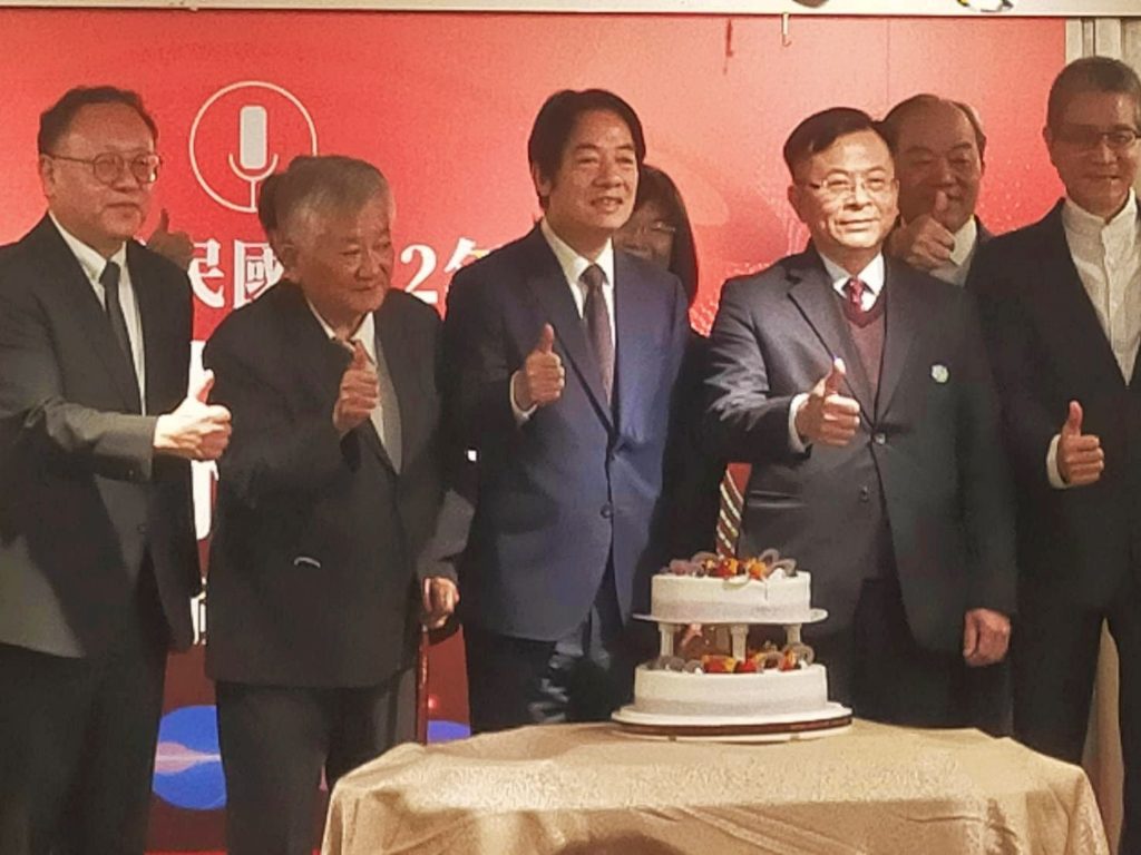 ▲與會貴賓以切蛋糕慶生的喜樂向全體廣播人表達致賀之意。(記者 辛澎祥/攝)