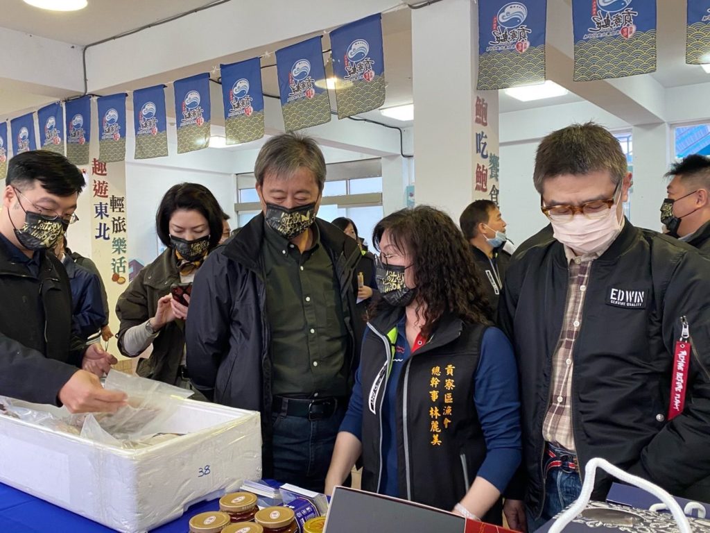 ▲推廣貢寮鮑不遺餘力的林麗美總幹事(右二),因業績與效益可觀,備受新北市農業局長李玟(右一)的讚譽及肯定。(圖/新北漁業處 提供)