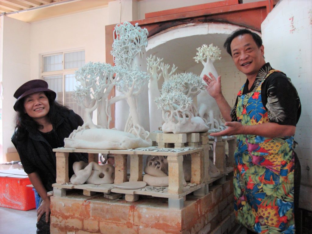 蔡爾平與夫人莊惠芳創作時展現親切的互動及默契,作品充滿豐富生命力。(圖/蔡爾平提供)