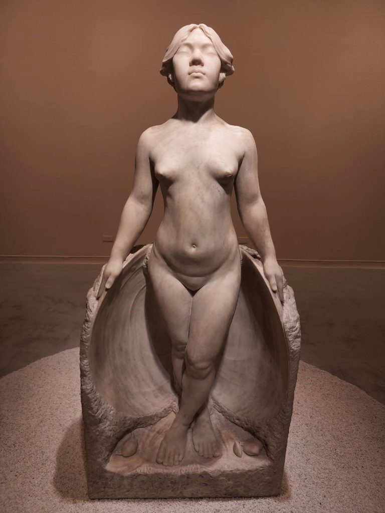 ▲黃土水的大理石作品「甘露水」作品為展館備受矚目的焦點。(記者 辛澎祥/攝)