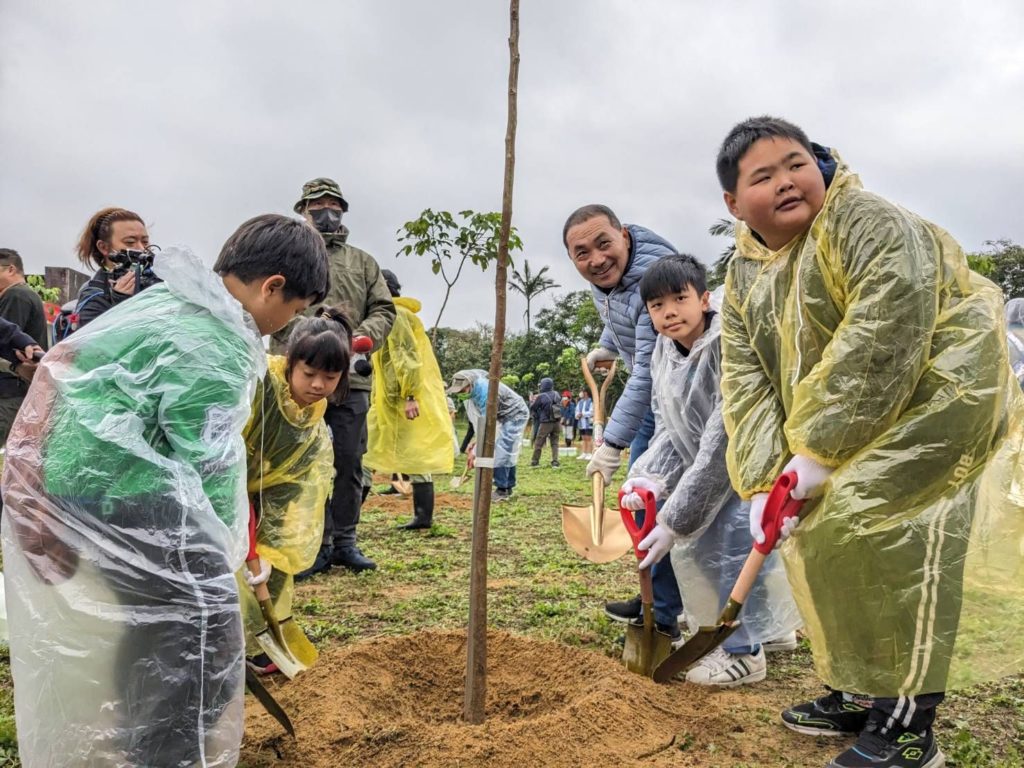▲與學童們一起植樹，侯友宜市長顯得十分開心。（圖/新北農業局 提供）