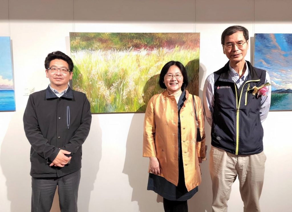 ▲國立新竹生活美學館館長葉于正(左起)、立委劉櫂豪夫人林子煊及台東生活美學館館長江愚在展場開心合影留念。(記者 辛澎祥/攝)